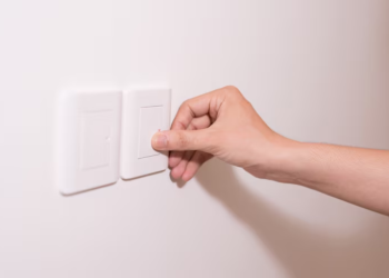 Se confirma auxilio en Chile para quienes tienen la cuenta de luz al día - Foto_ Magnific