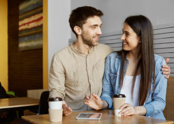 Qué dice la ciencia sobre quienes mantienen contacto amoroso digital con su pareja - Foto: Freepik