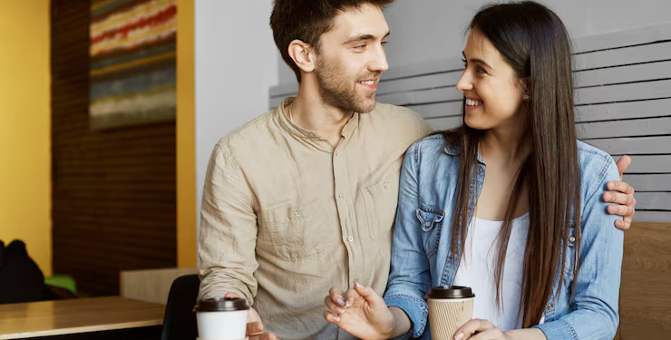 Qué dice la ciencia sobre quienes mantienen contacto amoroso digital con su pareja - Foto: Freepik