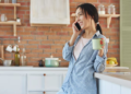 Qué dice la psicología sobre la costumbre de caminar por la casa mientras hablas por teléfono - foto: Freepik