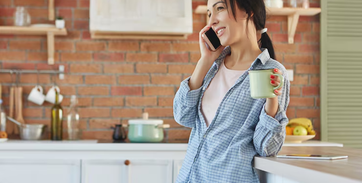 Qué dice la psicología sobre la costumbre de caminar por la casa mientras hablas por teléfono - foto: Freepik
