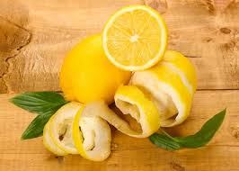 Cáscara de limón en el fondo de la basura: para qué sirve y por qué es recomendada en la cocina - Foto: Freepik