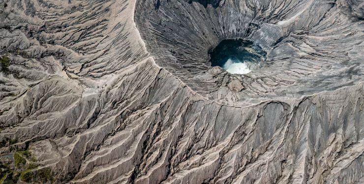Mientras el Monte Everest tiene 8.848 metros de altura, el punto más profundo del océano es mucho mayor - Foto: Freepik