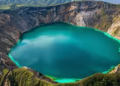 Laberinto de piedra escondido en el lago más profundo de Estados Unidos que nació de un supervolcán - Foto: Freepik