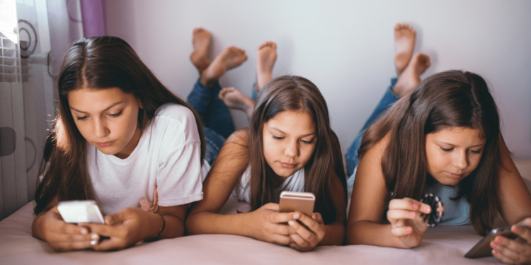 Alerta en Chile para padres que ven a sus hijos pasar demasiado tiempo en las redes sociales - Foto: Freepik