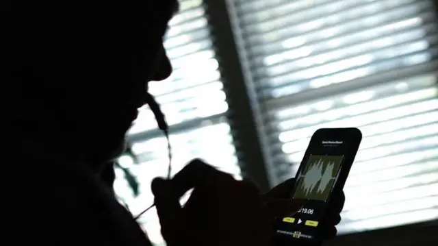 Alerta general para todos los que reciben audios por WhatsApp: nueva estafa se convierte en tendencia en 2026 - Foto: BBC