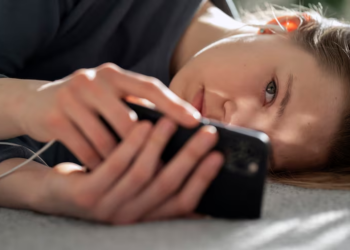 Alerta para quienes pasan mucho tiempo frente al celular: adopta estos 4 consejos para mejorar tu salud - Foto: Freepik