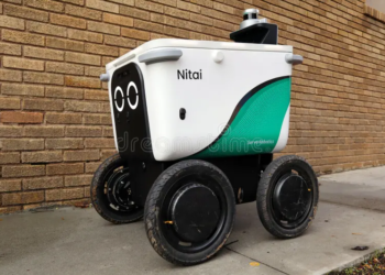 Robots ya están realizando entregas en esta ciudad y la escena llama la atención de quienes pasan por la calle - Foto: Dreamstime