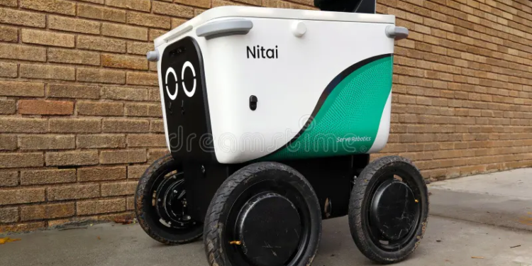 Robots ya están realizando entregas en esta ciudad y la escena llama la atención de quienes pasan por la calle - Foto: Dreamstime