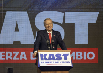 Mientras el salario mínimo en Chile es de $539.000, asesor de José Antonio Kast recibe más de $85 millones - Foto: Bloomberg