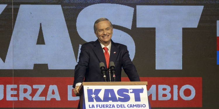 Mientras el salario mínimo en Chile es de $539.000, asesor de José Antonio Kast recibe más de $85 millones - Foto: Bloomberg