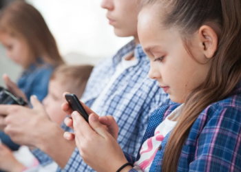 Tras la prohibición de celulares en los colegios, esto es lo que ocurre con los jóvenes - Foto: MDZ Online