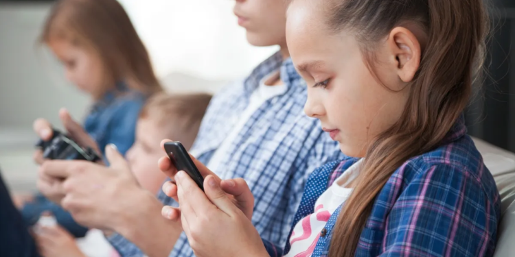 Tras la prohibición de celulares en los colegios, esto es lo que ocurre con los jóvenes - Foto: MDZ Online