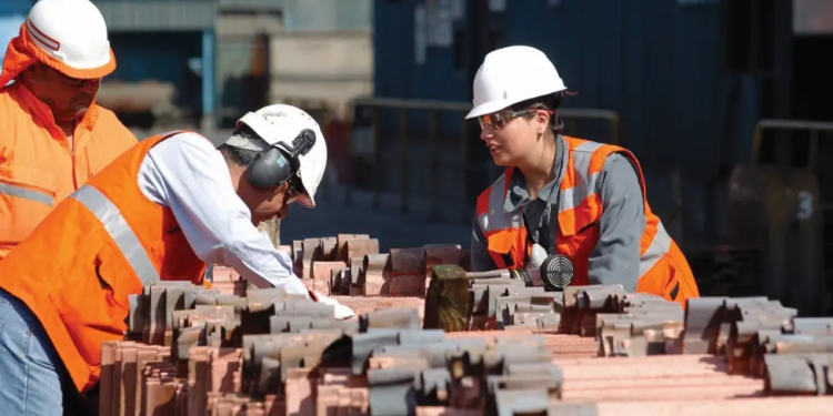 Se confirma aumento en Chile y los trabajadores son avisados - Foto: Forbes Chile