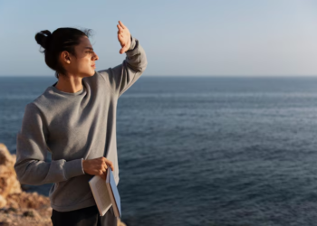 Nuevo estudio revela que los humanos pueden soñar despiertos y permanecer conscientes mientras duermen - Foto: Freepik