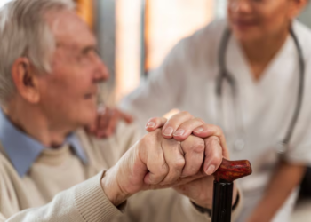 Nuevo estudio revela que estos 3 procedimientos médicos son en realidad innecesarios en adultos mayores - Foto: Freepik