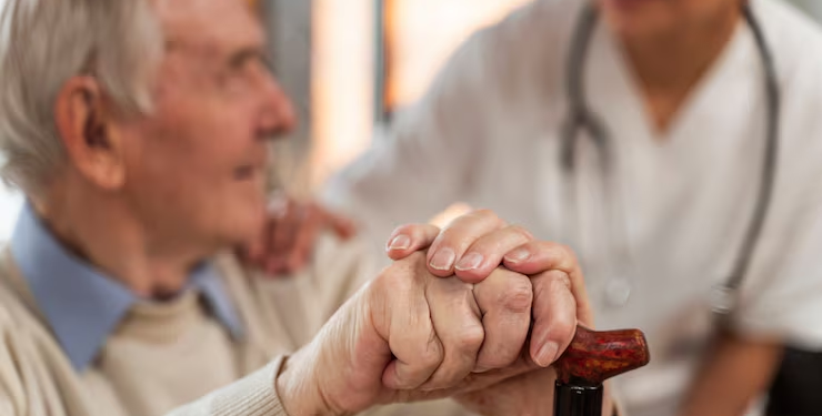 Nuevo estudio revela que estos 3 procedimientos médicos son en realidad innecesarios en adultos mayores - Foto: Freepik