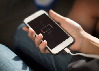 Error común que podrías estar cometiendo y que pone en riesgo la vida útil de tu celular - foto: Freepik