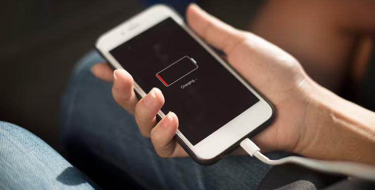 Error común que podrías estar cometiendo y que pone en riesgo la vida útil de tu celular - foto: Freepik