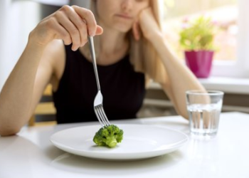 Comer menos ayuda a bajar de peso, pero eso no es exactamente lo que dicen los especialistas - Foto: infosalus
