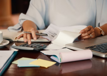 Gobierno confirma situación y los chilenos podrían tener dinero olvidado por cobrar - Foto: Freepik