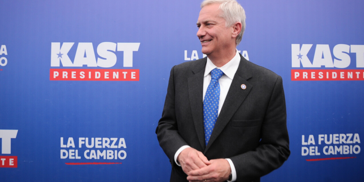 Mientras el salario de Kast es de US$ 11,3 millones, estos funcionarios en Chile no reciben menos que eso - Foto: El Mostrador