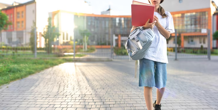 Gobierno confirma un beneficio en Chile para jóvenes de hasta 24 años que estén matriculados en instituciones educativas del país - Foto: Freepik