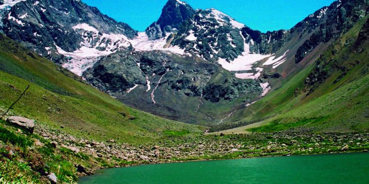 La fascinante ruta que está a solo dos horas de Santiago y está rodeada de imponentes cumbres - Foto: Conaf