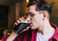 Mientras consumo de vino en Chile es de 20 litros al año, nuevo estudio revela que bebida aumenta el riesgo de muerte prematura - Foto: Freepik