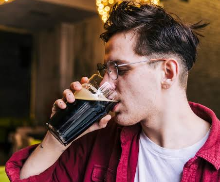 Mientras consumo de vino en Chile es de 20 litros al año, nuevo estudio revela que bebida aumenta el riesgo de muerte prematura - Foto: Freepik