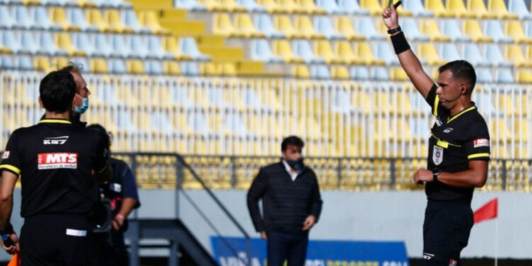Mientras el salario mínimo en Chile es de $539.000, árbitro que dirigirá el Mundial ganará 70.000 dólares - Foto: BBCL