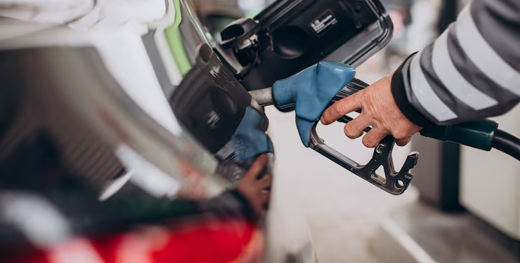 Tras el aumento en el precio de los combustibles, se confirma un beneficio en Chile - Foto: Magnific