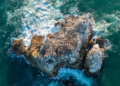Playa paradisíaca y acantilados junto al océano: el destino a 160 kilómetros de Santiago que podría ser perfecto para el próximo feriado - Foto: Freepik