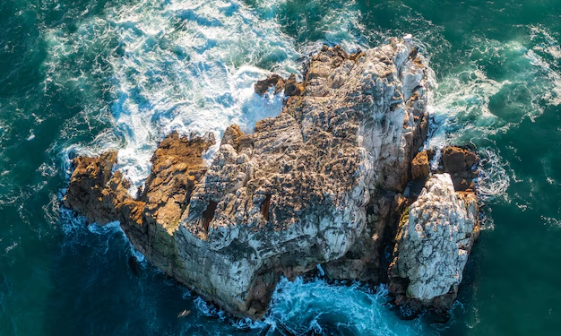 Playa paradisíaca y acantilados junto al océano: el destino a 160 kilómetros de Santiago que podría ser perfecto para el próximo feriado - Foto: Freepik
