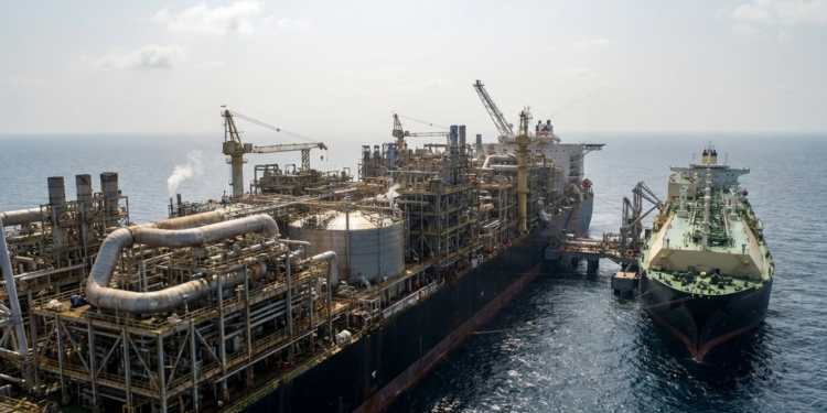 Esta estructura flotante de 488 metros funciona como una fábrica en alta mar y soporta olas de hasta 20 metros - Foto: Revista Forum