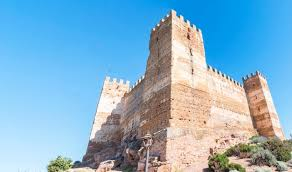 La villa medieval con un castillo del siglo X casi intacto que es ideal para explorar a pie - Foto: freepik