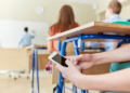 Tras la prohibición de celulares en las escuelas de Chile, las redes sociales serán restringidas para menores de 16 años en este país - Foto: Freepik