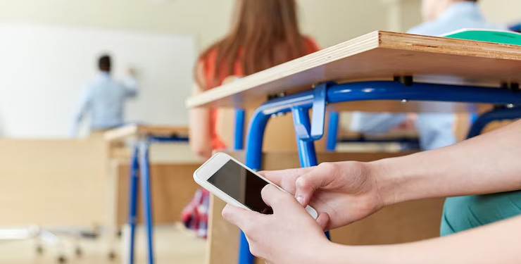 Tras la prohibición de celulares en las escuelas de Chile, las redes sociales serán restringidas para menores de 16 años en este país - Foto: Freepik