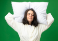Dormir con un papel escrito debajo de la almohada: para qué sirve y por qué se recomienda para hacer realidad los sueños - Foto: Freepik