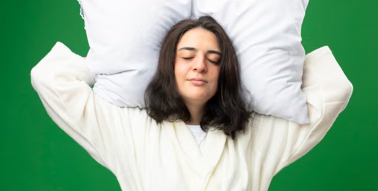 Dormir con un papel escrito debajo de la almohada: para qué sirve y por qué se recomienda para hacer realidad los sueños - Foto: Freepik