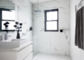 Adiós a las mamparas de vidrio en el baño: la nueva tendencia más moderna y elegante para 2026