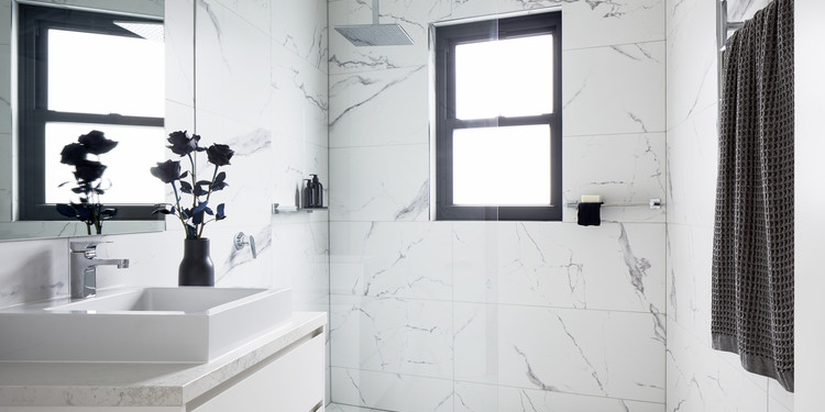Adiós a las mamparas de vidrio en el baño: la nueva tendencia más moderna y elegante para 2026