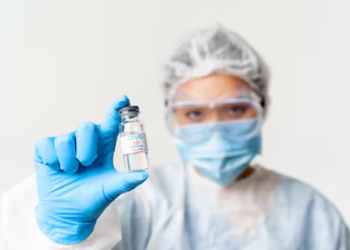 La primera vacuna desarrollada por IA ya está siendo probada en humanos - Foto: Freepik